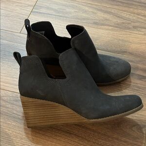 Toms Charcoal Ankle Booties with Tan Wedge 9.5